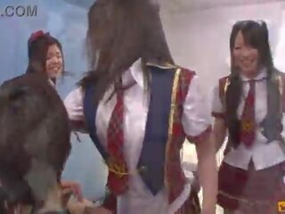 Attraente giapponese alunni eccitazione e spogliarello in anteriore di loro colleagues