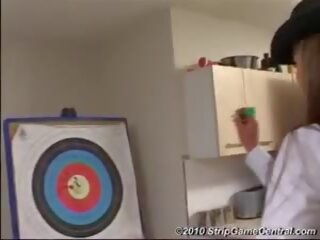 Demi & σάρα παιχνίδι στριπτίζ darts, ελεύθερα παιχνίδι σε απευθείας σύνδεση βρόμικο βίντεο ταινία | xhamster