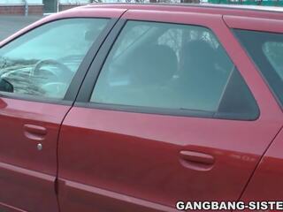 Automašīna paklīdusi sieviete nikki un sperma mīlošs sievietes zīst phallus uz the automašīna | xhamster