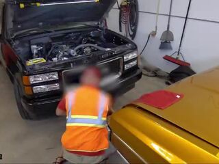 Roadside - bruneta spojenec cooper ofina ji místní auto mechanik