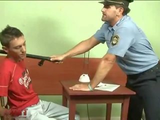 Köçe thief tutulan and fucked by a policeman