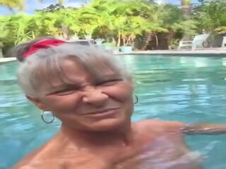 Menyesatkan perempuan tua leilani di itu kolam renang, gratis kotor video 69 | xhamster