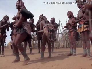 Afrikanisch himba frauen tanzen und schaukel ihre schlaff titten um