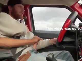 Kaksi super miehet masturboimassa sisään the auto