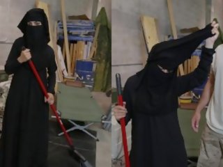 Tour of götlüje - muslim woman sweeping ýerde gets noticed by gyzykly to trot amerikaly soldier