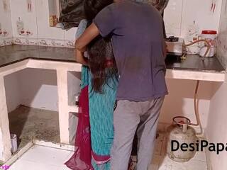 インディアン bhabhi ととも​​に 彼女の 夫 で キッチン クソ で. | xhamster