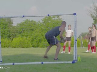 Ultrafilms legendary vier football mädchen verführen trainer für entkleiden spiel & geben ihm die heißesten orgie im seine leben