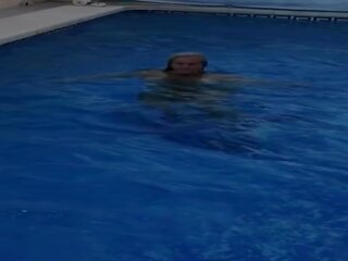 Captivating товстушка матуся в в плавальний басейн