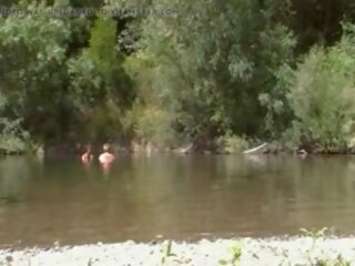 Naturist 成人 一对 在 该 河, 自由 脏 电影 f3