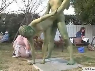 Žalias japoniškas sodas statues šūdas į viešumas