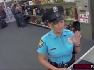 Ofițer vrea unele mai mult numerar și devine lovit pentru ea