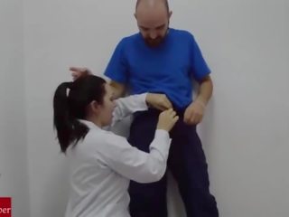 En ung sjuksköterska suger den hospitalãâ´s hantlangare kuk och recorded it.raf070