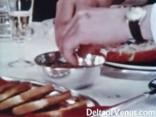 Vuosikerta seksi video- 1960s - karvainen marriageable ruskeaverikkö - pöytä varten kolme