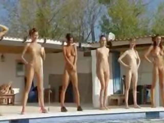 Six γυμνός κορίτσια με ο πισίνα από italia